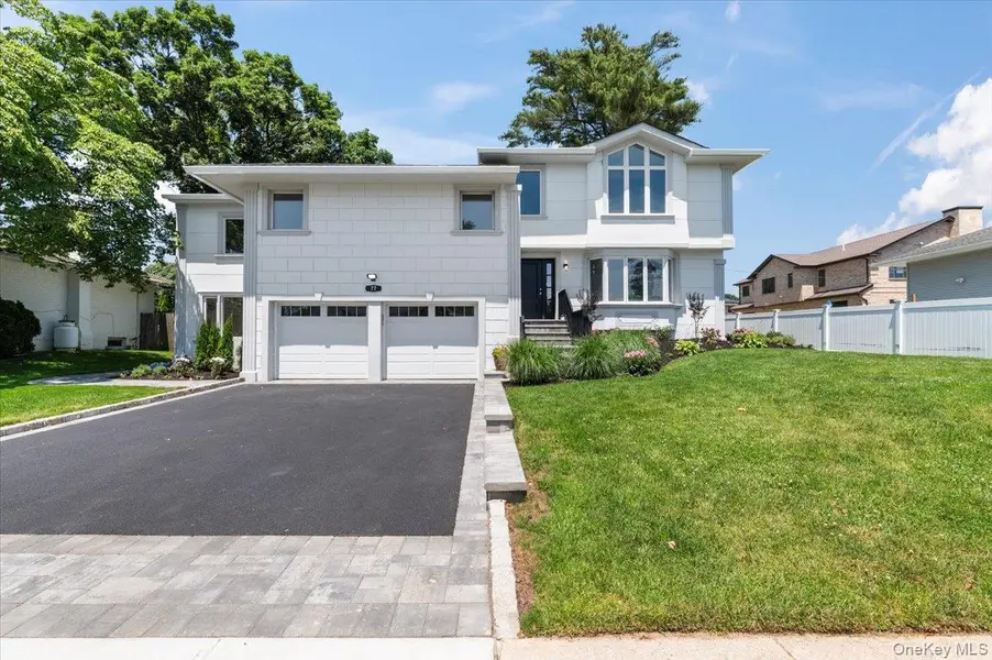 77 Bounty LN, Jericho, NY 11753