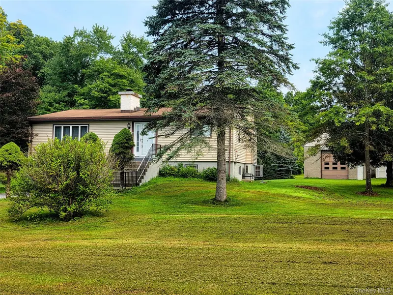 84 W Pine RD, Staatsburg, NY 12580