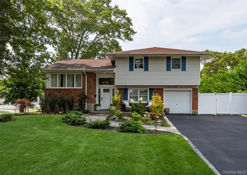 9 Carole LN, East Islip, NY 11730