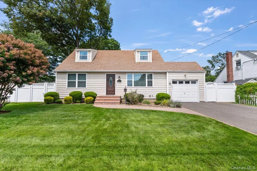 177 N Queens AVE, Massapequa, NY 11758