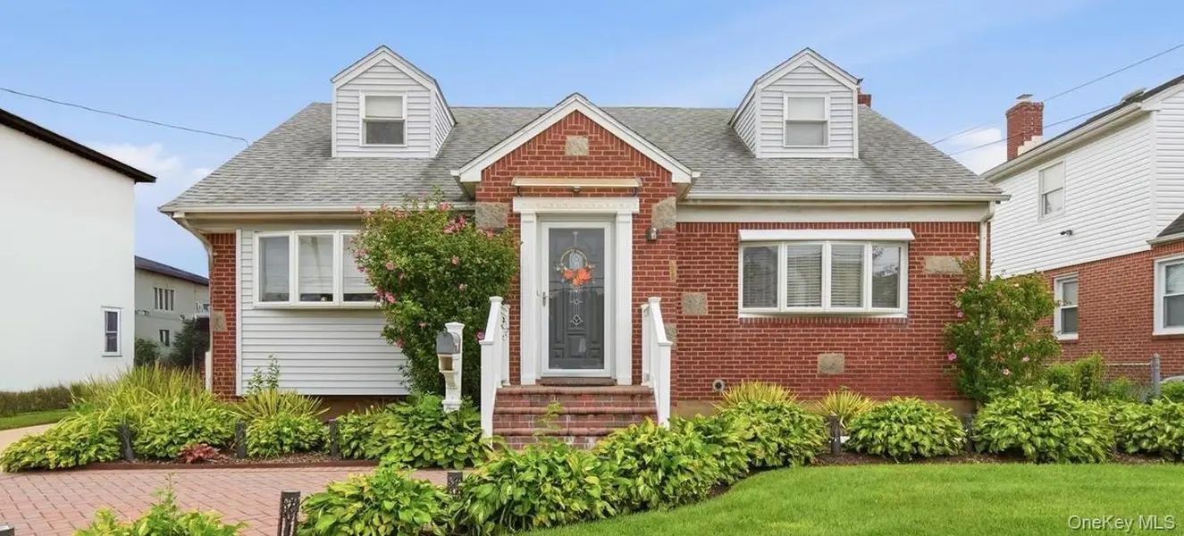 66 Caroline AVE, Franklin Square, NY 11010