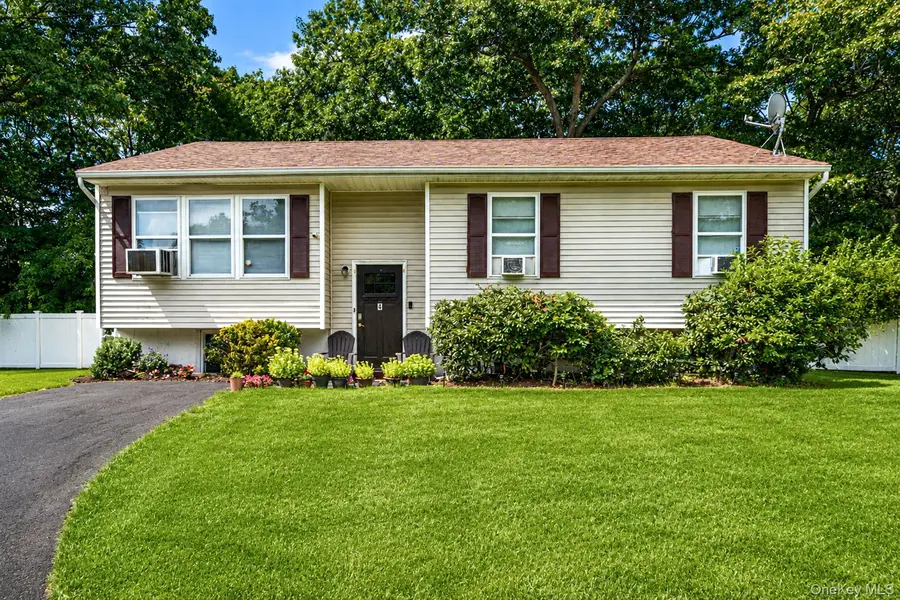 4 Witmer CT, Islandia, NY 11749