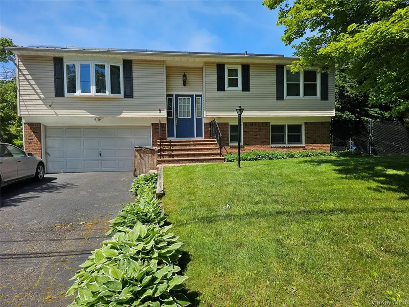 5 Ireland PL, Copiague, NY 11726