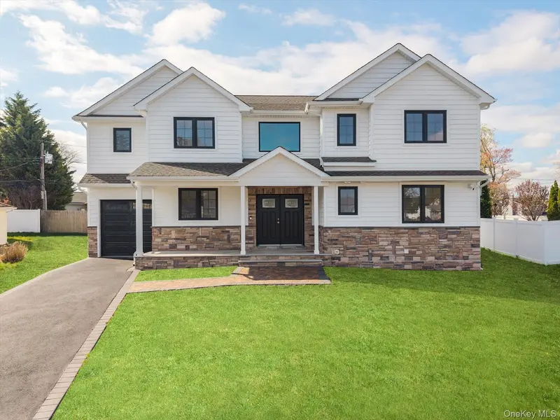 10 Faye CT, Plainview, NY 11803