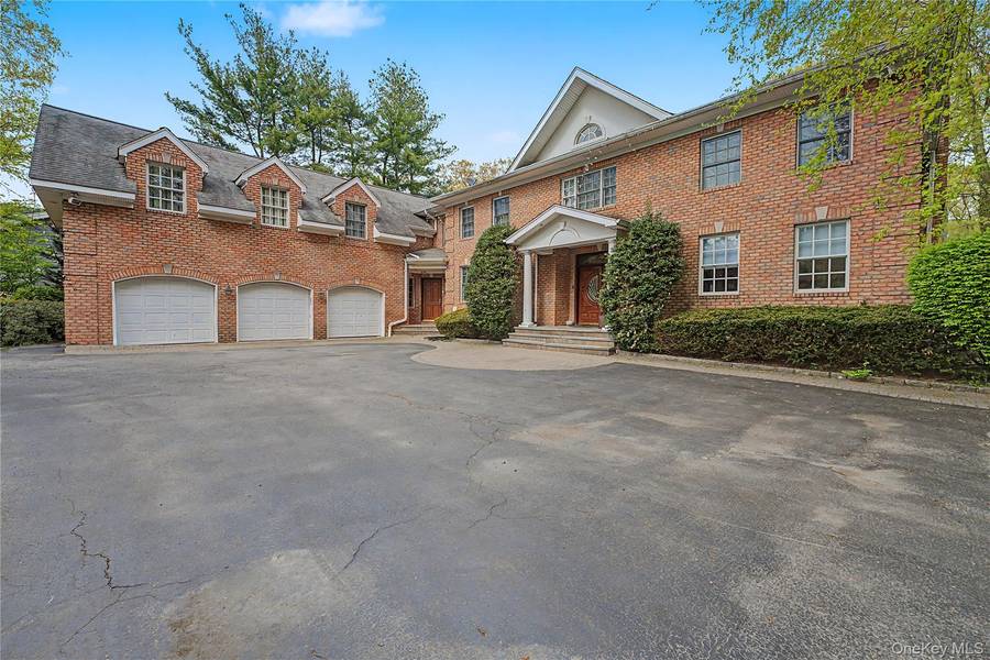 12 Chauncey PL, Woodbury, NY 11797