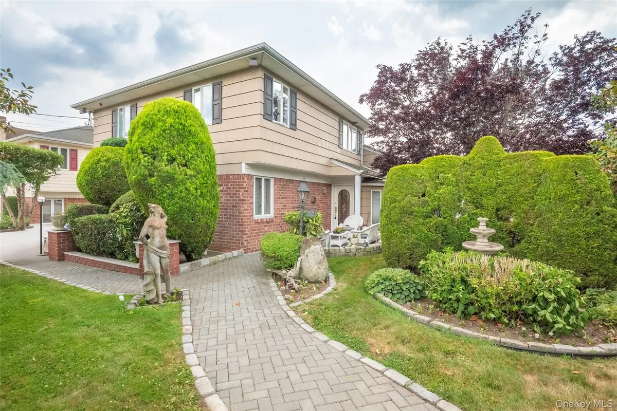 52-04 Redfield ST, Douglaston, NY 11362