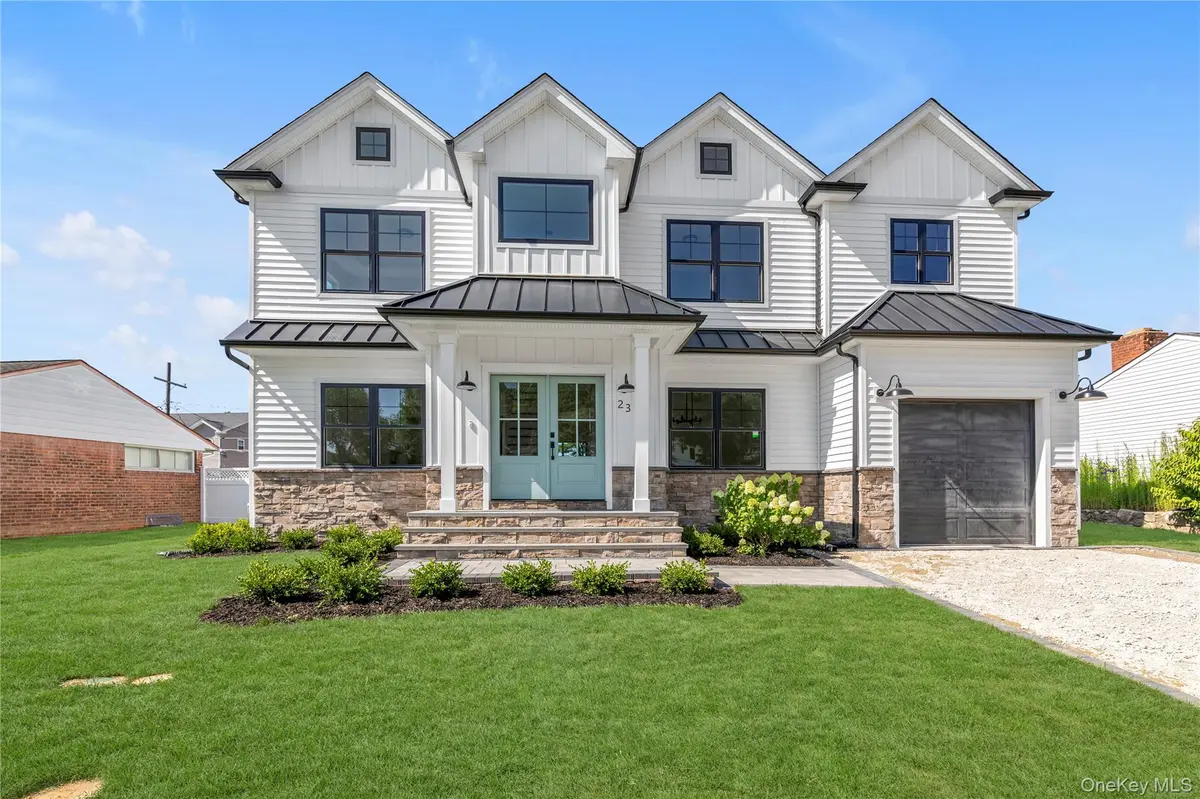 23 Garden CIR, Syosset, NY 11791