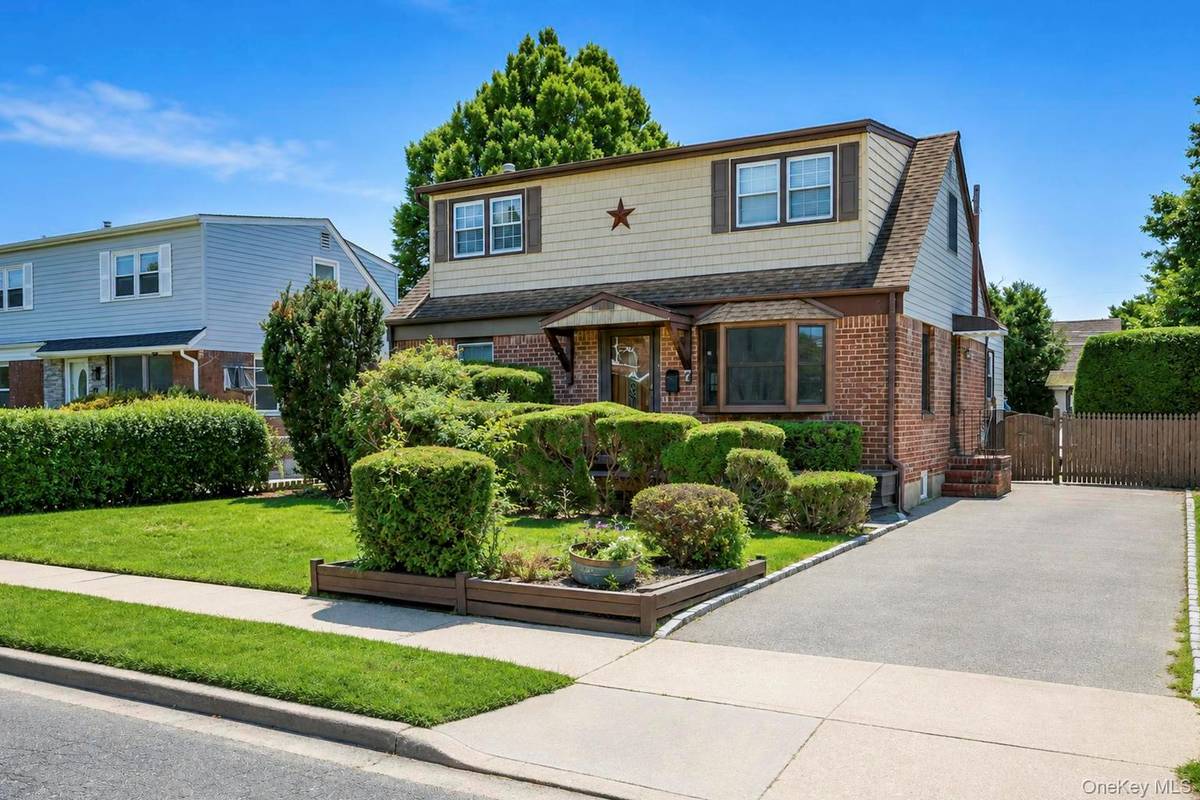 7 Edward AVE, Hicksville, NY 11801