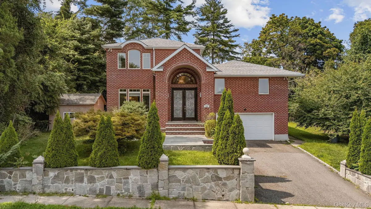 300 Ellen PL, Jericho, NY 11753
