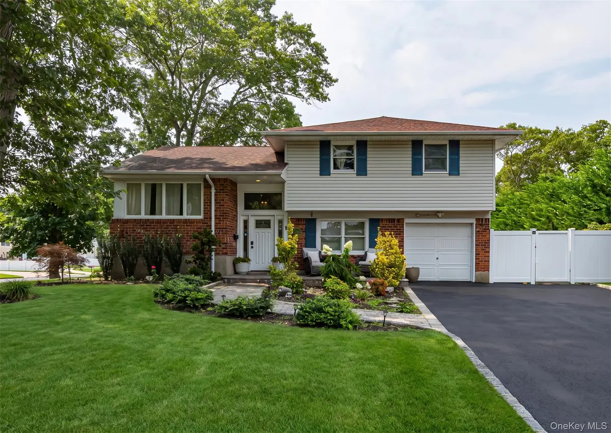 9 Carole LN, East Islip, NY 11730