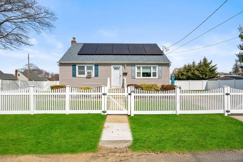 290 38 th ST, Lindenhurst, NY 11757