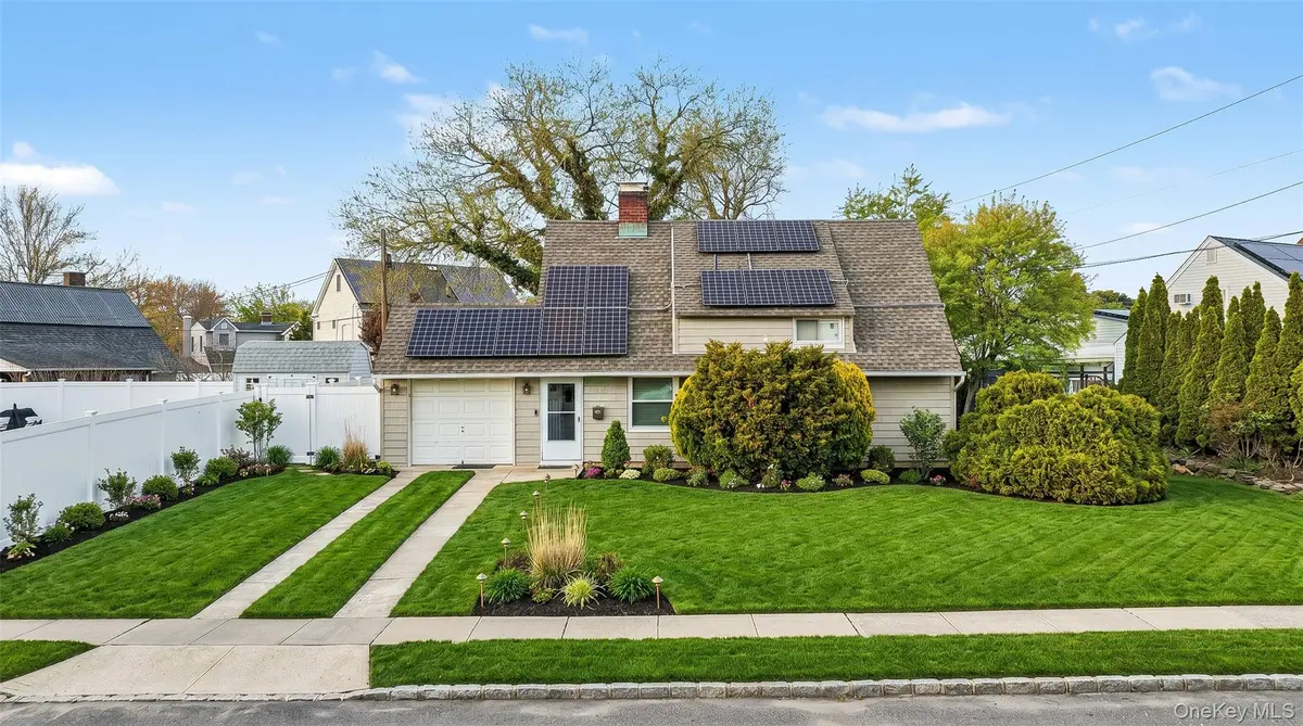 35 Meeting LN, Hicksville, NY 11801