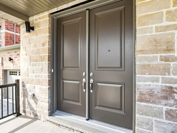 4 Sun Valley ST, Whitby, ON L1M 2A7