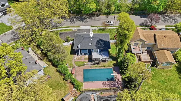 18 Park DR, Syosset, NY 11791
