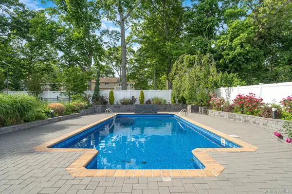 11 Gallatin DR, Dix Hills, NY 11746