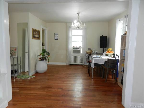 64 Avondale ST, Valley Stream, NY 11581