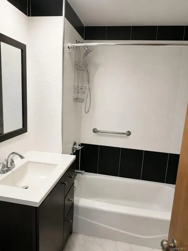3215 Leavitt ST #1C, Flushing, NY 11354