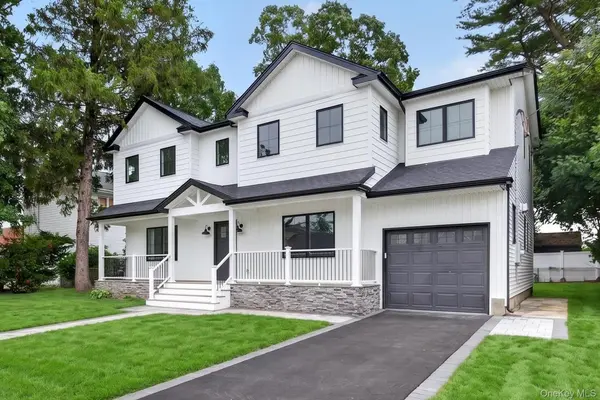 238 N Oak ST, Massapequa, NY 11758