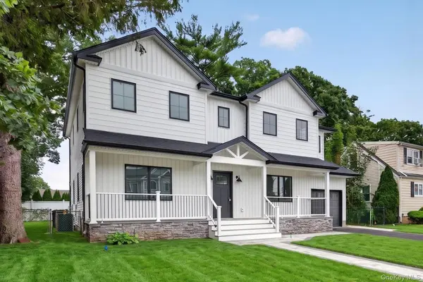 238 N Oak ST, Massapequa, NY 11758