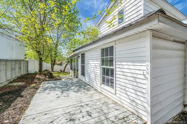 93 Maple RD, Kings Park, NY 11754