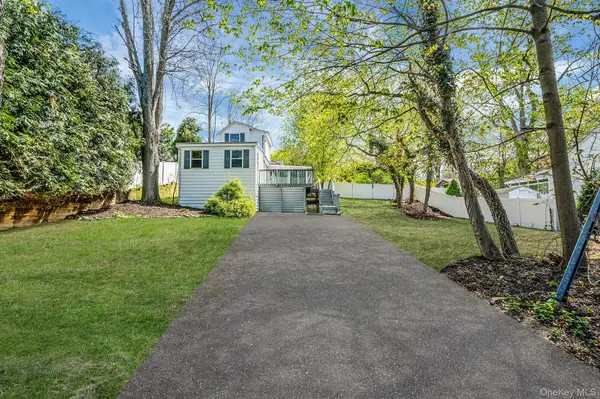 93 Maple RD, Kings Park, NY 11754