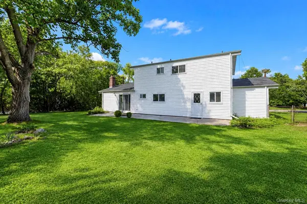 2 Valley Forge DR, Wheatley Heights, NY 11798