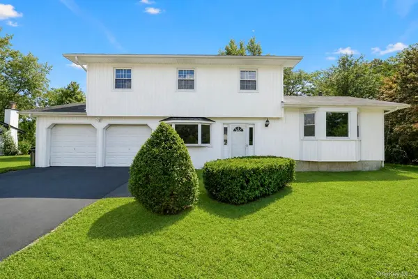 2 Valley Forge DR, Wheatley Heights, NY 11798