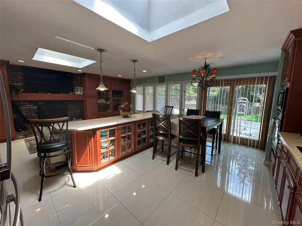23 Pimlico DR, Commack, NY 11725