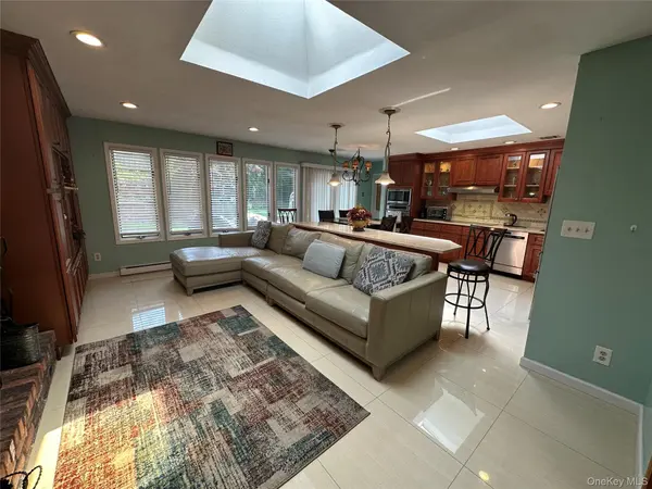 23 Pimlico DR, Commack, NY 11725