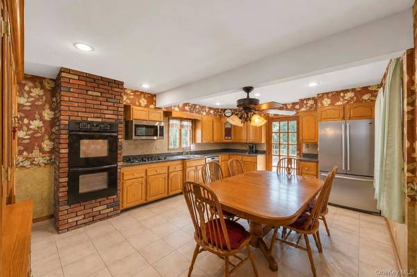 7 Edward AVE, Hicksville, NY 11801