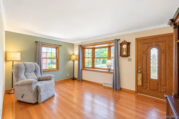 7 Edward AVE, Hicksville, NY 11801