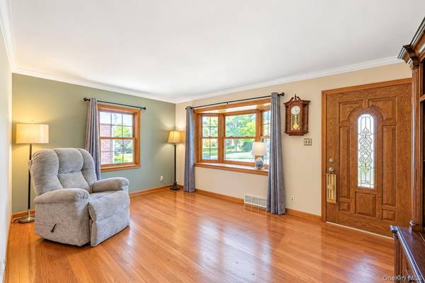 7 Edward AVE, Hicksville, NY 11801
