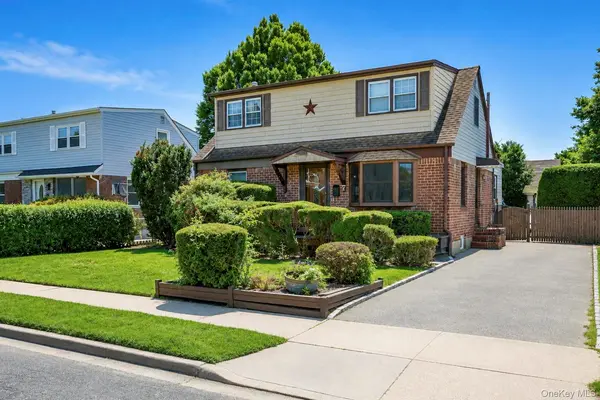 7 Edward AVE, Hicksville, NY 11801