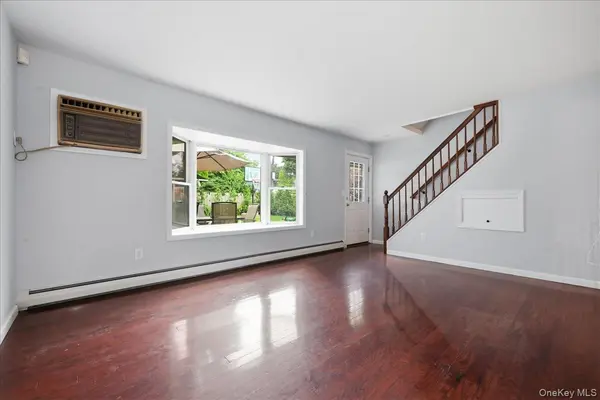 64 Bridle LN, Hicksville, NY 11801