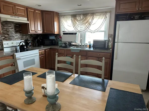 360 West DR, Copiague, NY 11726