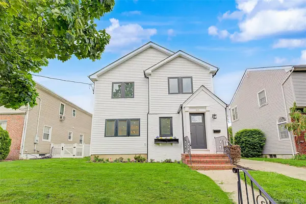 105 Moore ST, New Hyde Park, NY 11040
