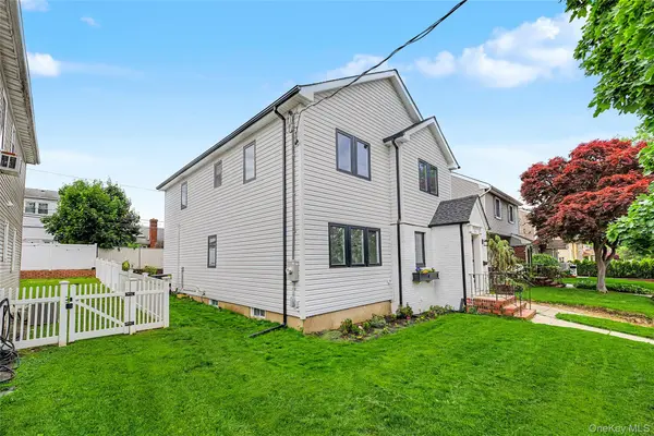 105 Moore ST, New Hyde Park, NY 11040