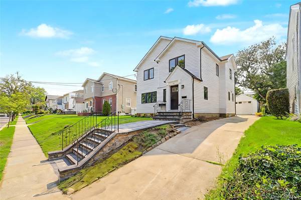 105 Moore ST, New Hyde Park, NY 11040