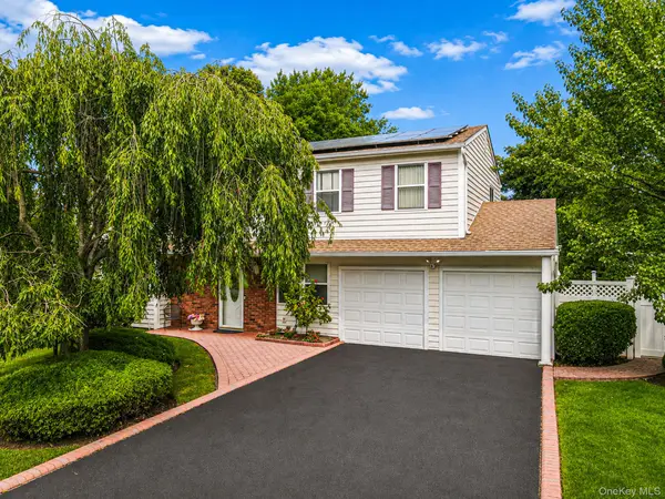 41 Apple Tree DR, Hauppauge, NY 11788