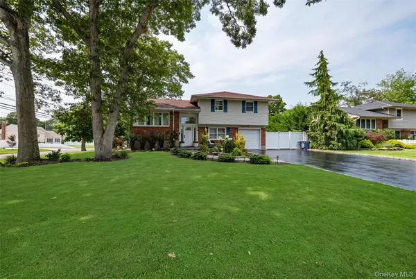9 Carole LN, East Islip, NY 11730