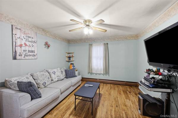 28 Book LN, Levittown, NY 11756