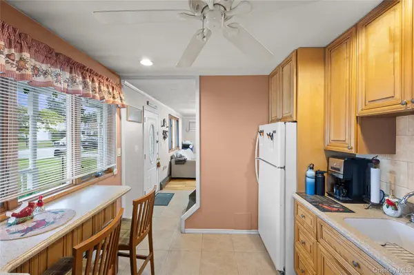 28 Book LN, Levittown, NY 11756