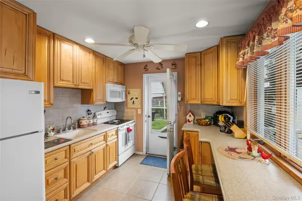 28 Book LN, Levittown, NY 11756