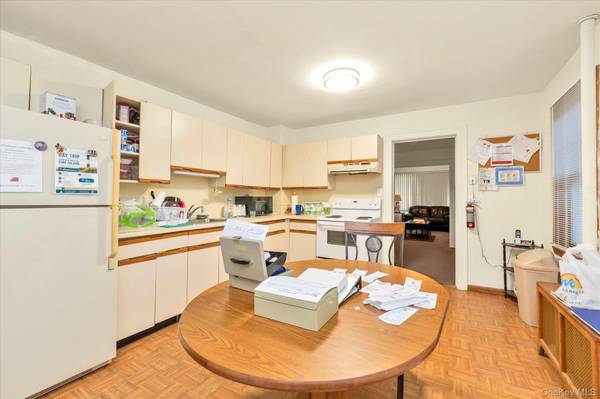 343 Roslyn AVE, Carle Place, NY 11514