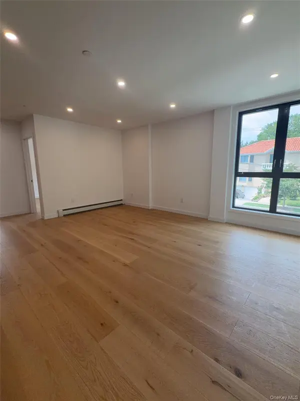 33-03 213th ST, Bayside, NY 11361