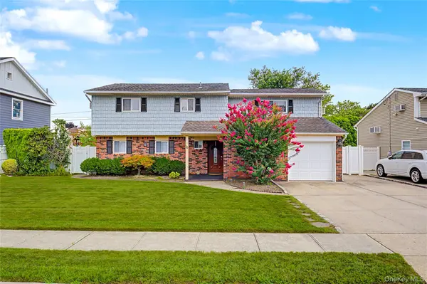 16 Hunt PL, Bethpage, NY 11714