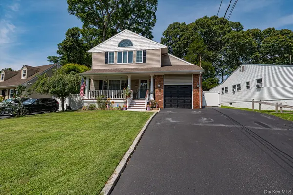 21 Circle DR, East Northport, NY 11731