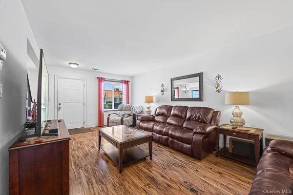 21 Alhambra DR, Oceanside, NY 11572