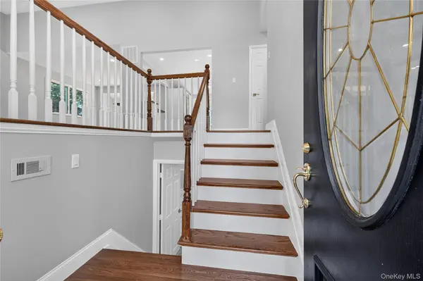 11 Penguin LN, Commack, NY 11725