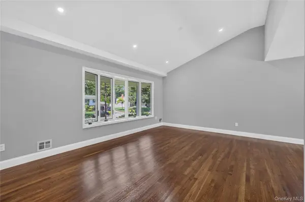 11 Penguin LN, Commack, NY 11725